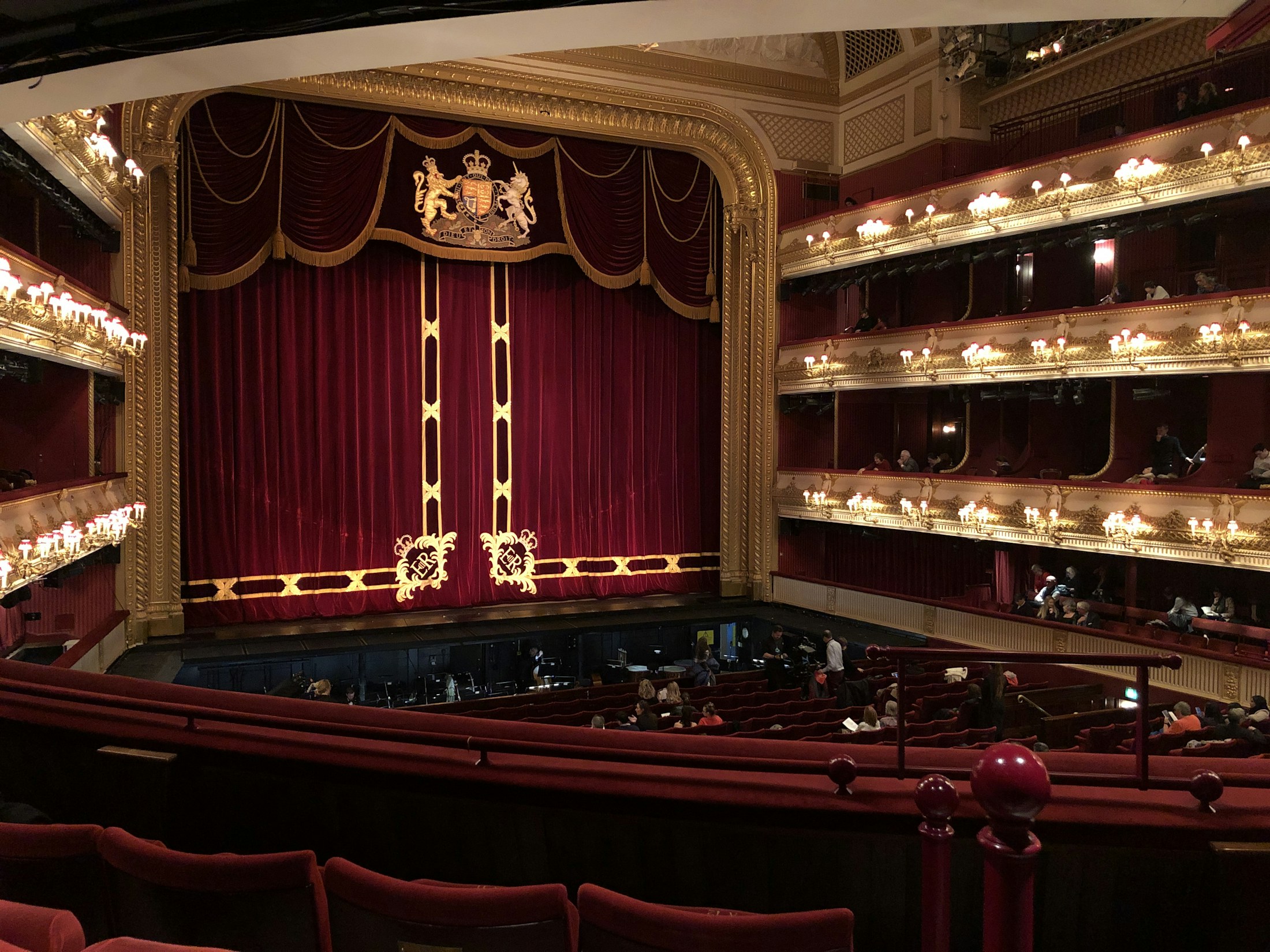 Salle d'opéra à l'italienne, velours rouge et ors